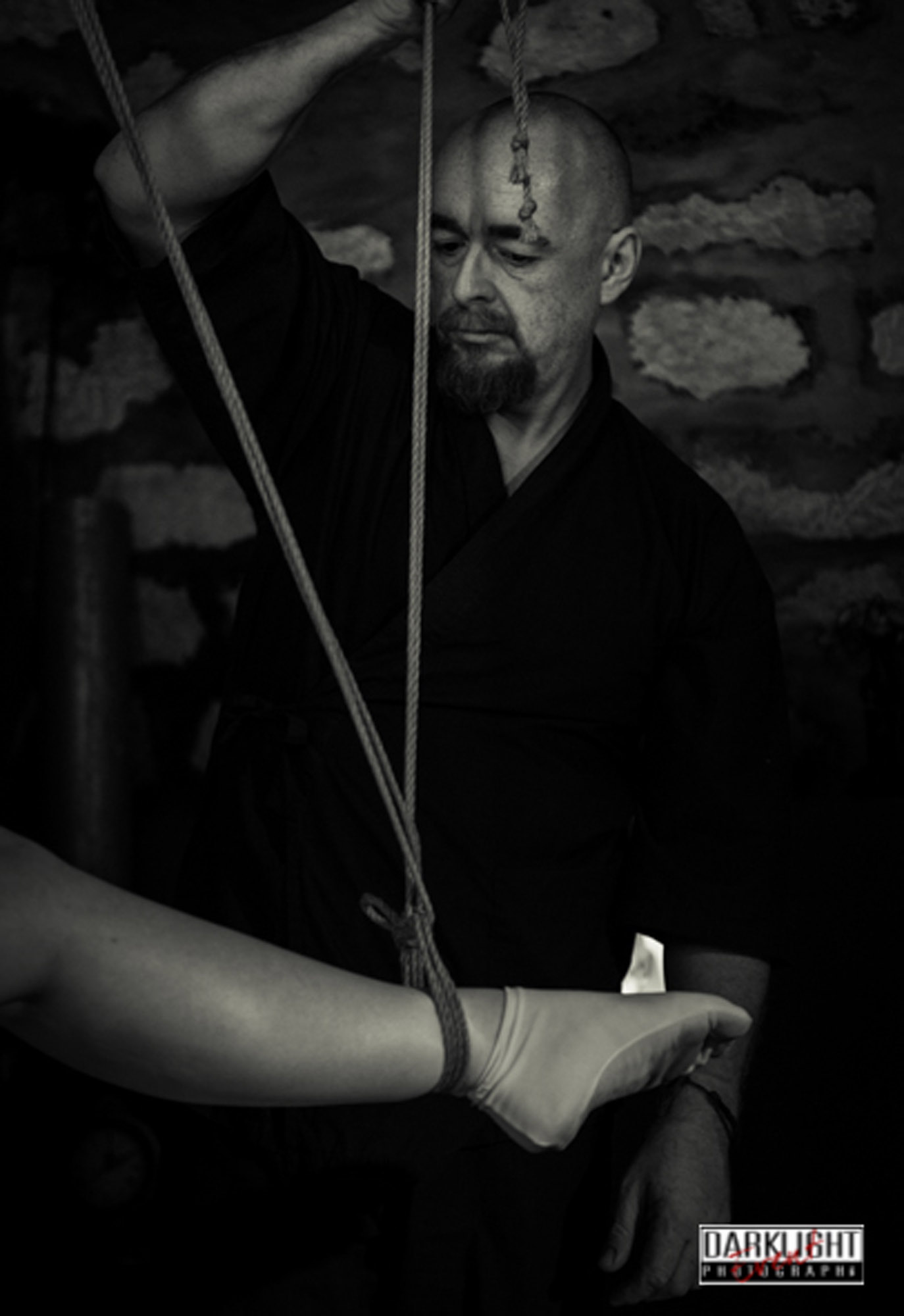 https://wykd.com/wp-content/uploads/2018/06/Kinbaku-rope-bondage-suspension-show-in-Paris-2013-060-20131124.jpg