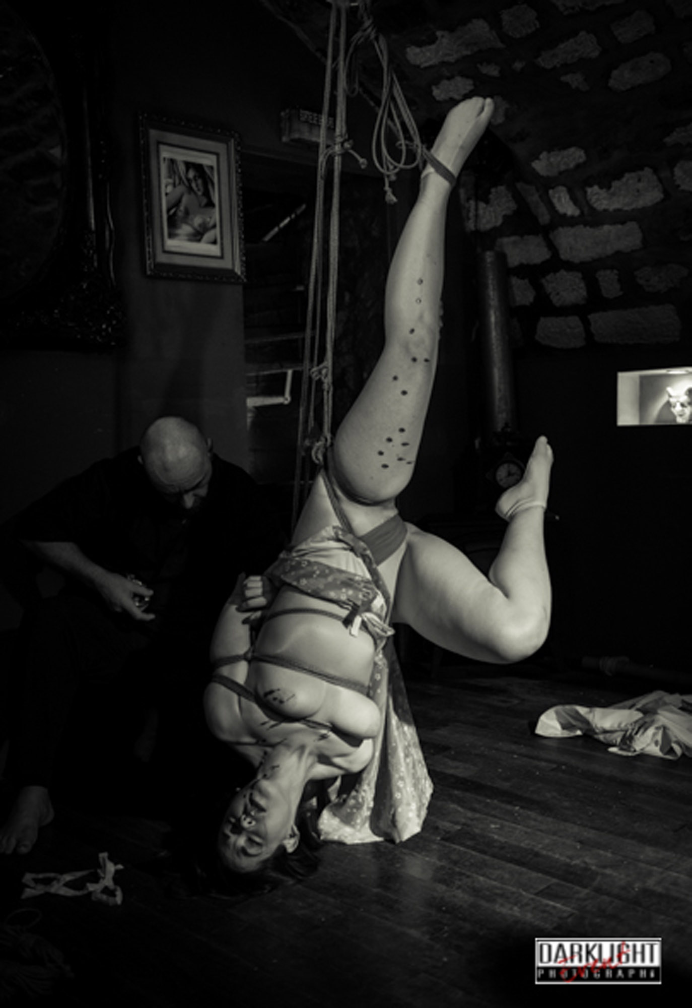 https://wykd.com/wp-content/uploads/2018/06/Kinbaku-rope-bondage-suspension-show-in-Paris-2013-084-20131124.jpg