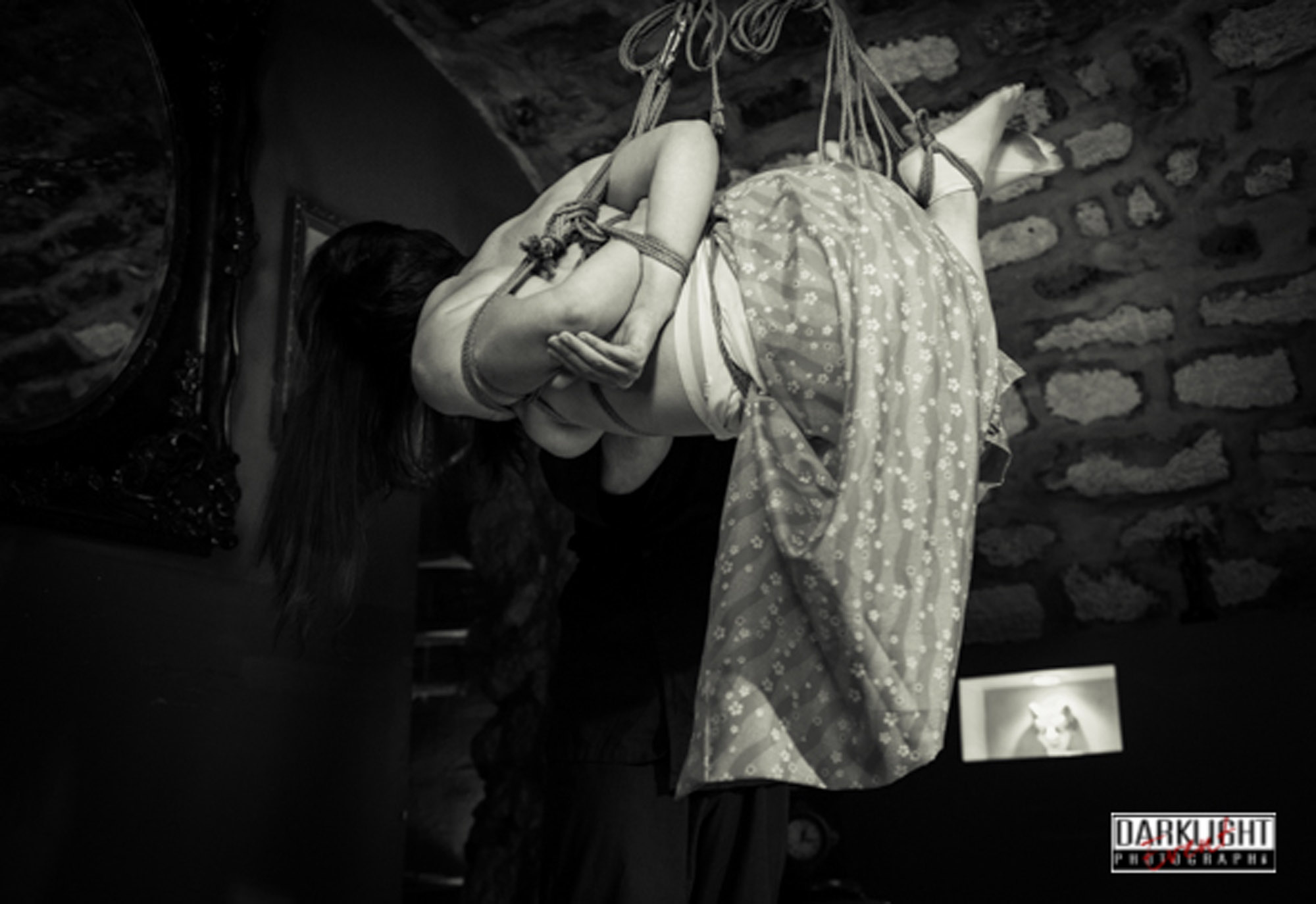 https://wykd.com/wp-content/uploads/2018/06/Kinbaku-rope-bondage-suspension-show-in-Paris-2013-114-20131124.jpg