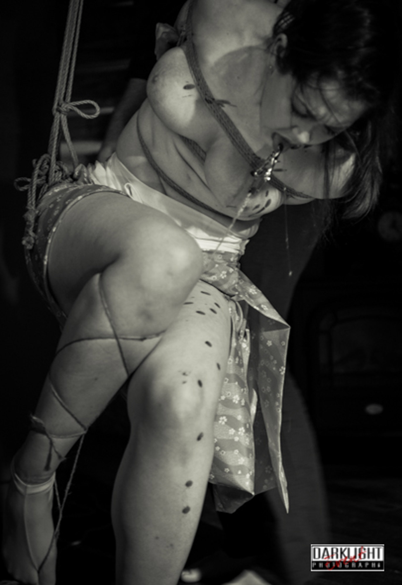 https://wykd.com/wp-content/uploads/2018/06/Kinbaku-rope-bondage-suspension-show-in-Paris-2013-164-20131124.jpg