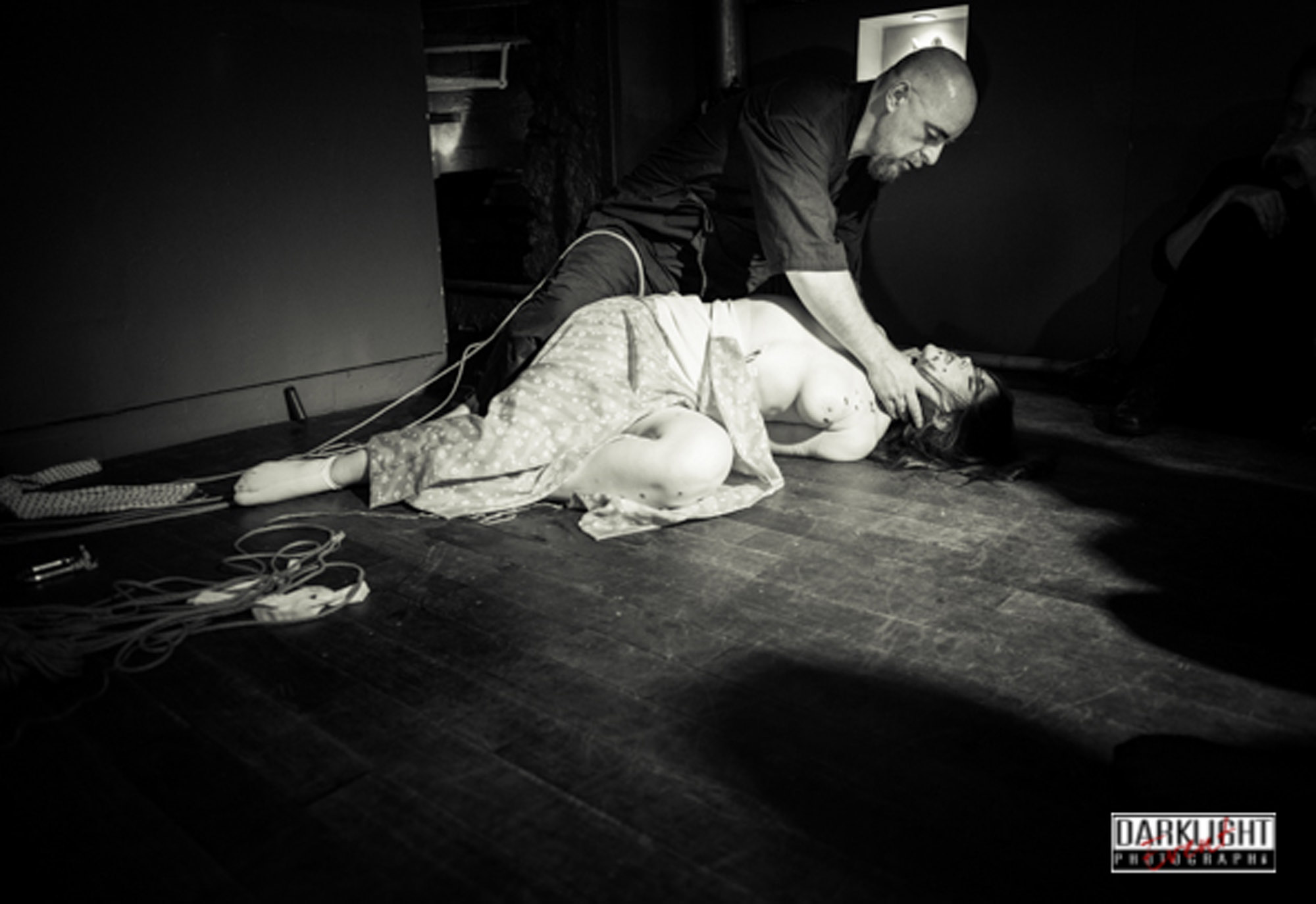 https://wykd.com/wp-content/uploads/2018/06/Kinbaku-rope-bondage-suspension-show-in-Paris-2013-269-20131124.jpg